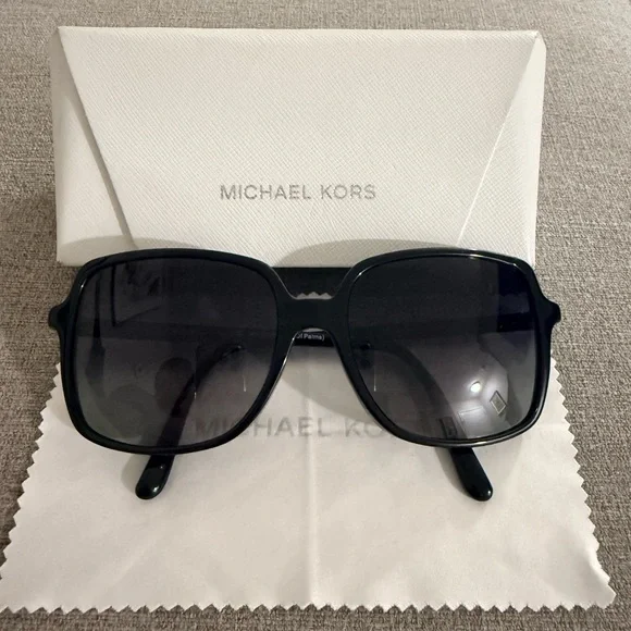 Michael
Kors Sunglasses MK2098U Isle Of Palms model. - Picture 3 of 9